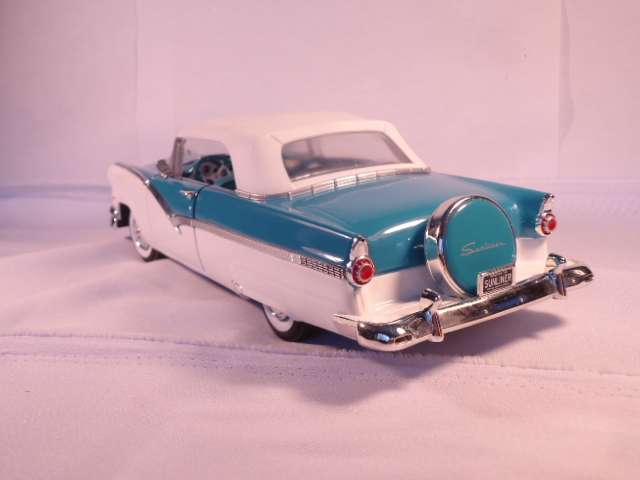 ERTL - 1955 Ford Sunliner