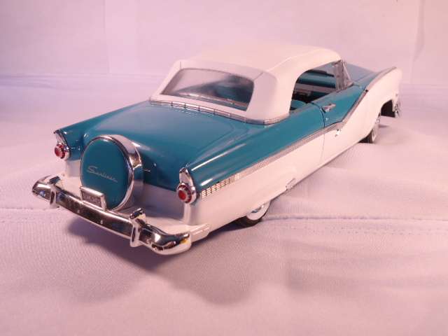 ERTL - 1955 Ford Sunliner