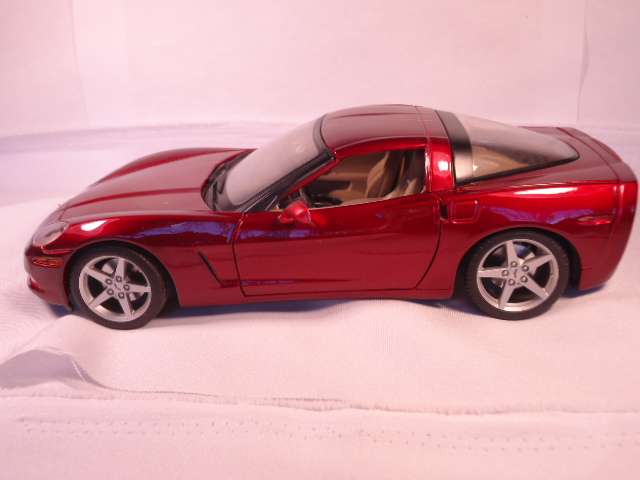 Maisto - 2005 Chevrolet Corvette - missing right side mirror Lence
