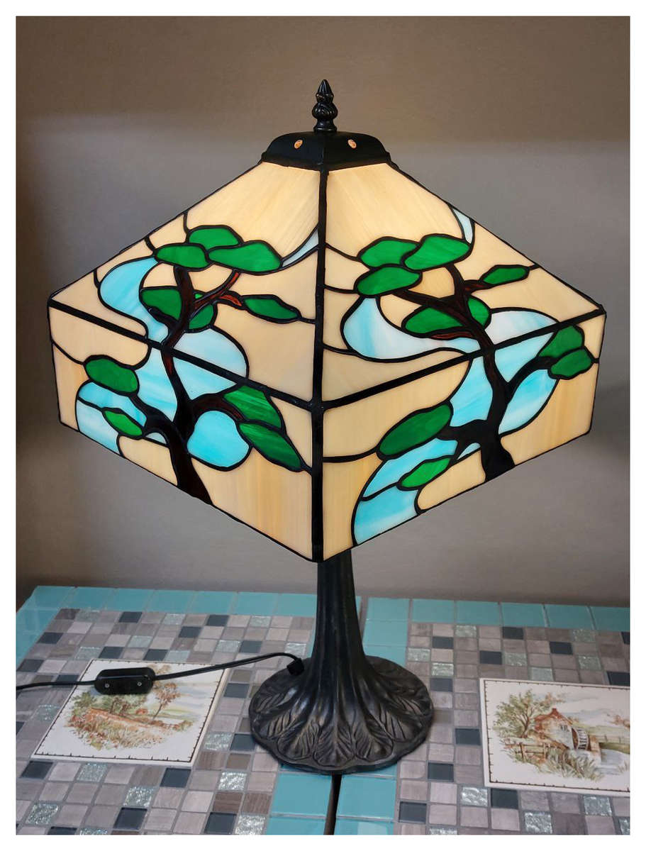 Tiffany-style Stained Glass Lamp - 31cm per side