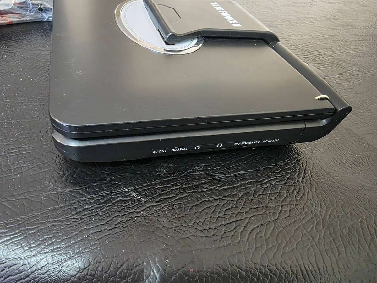 *ORIGINAL TELEFUNKEN*PORTABLE DVD PLAYER WITH REMOTE + ACCESSORIES