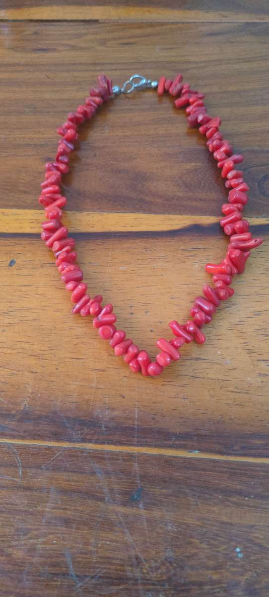 Red chip beads necklace