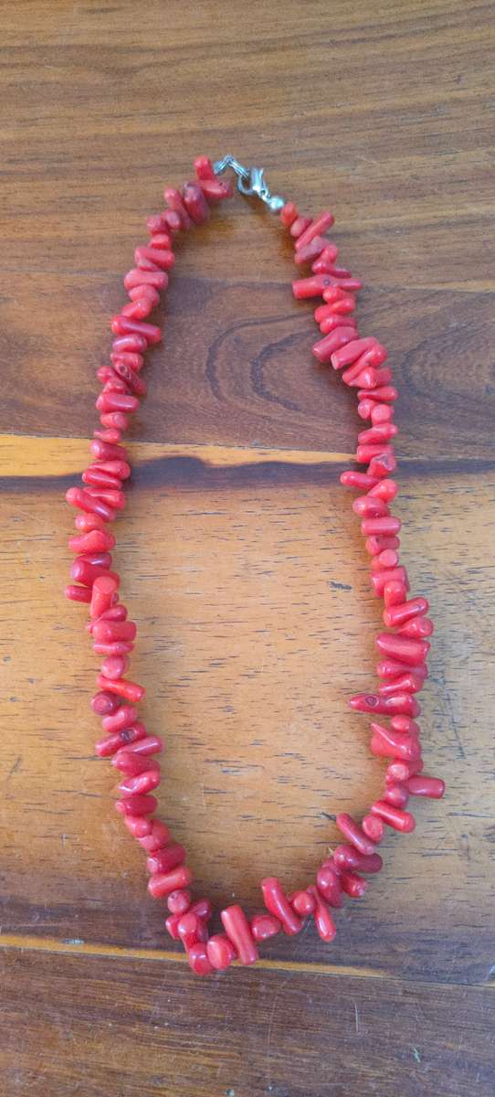 Red chip beads necklace