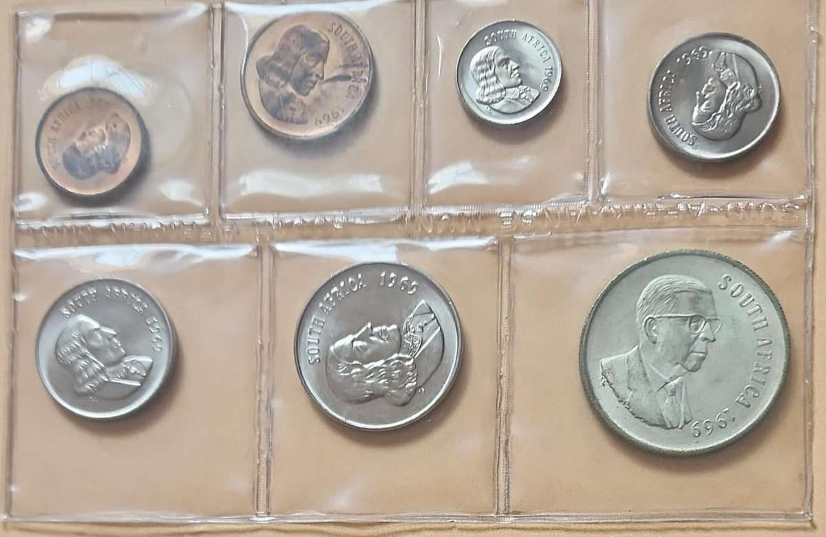 1969 English Mint Set ~ with silver R1