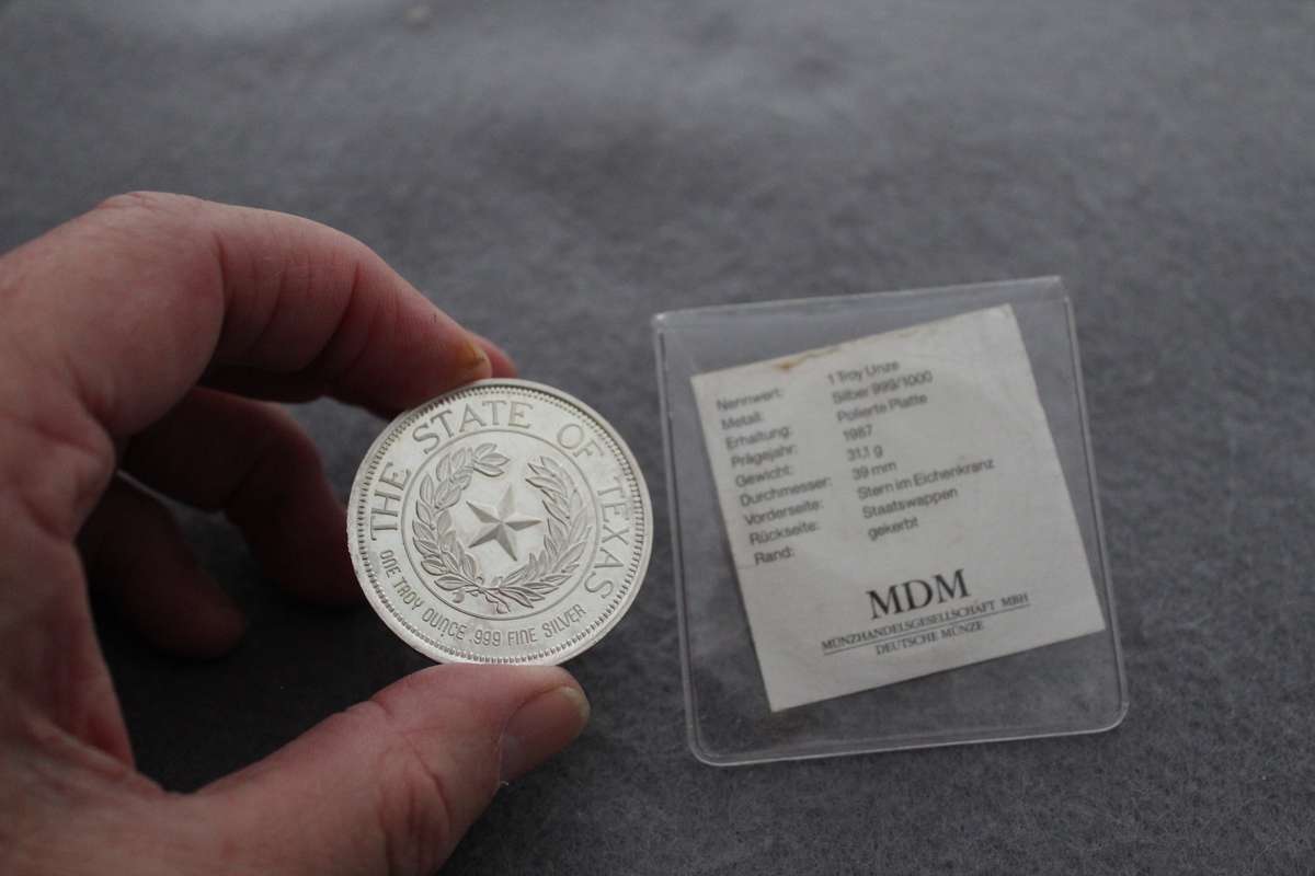 1oz, USA Mint silver coin....details below......