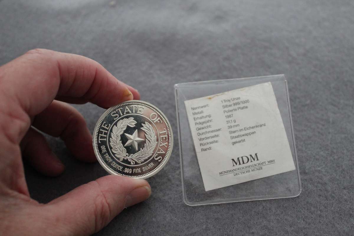 1oz, USA Mint silver coin....details below......