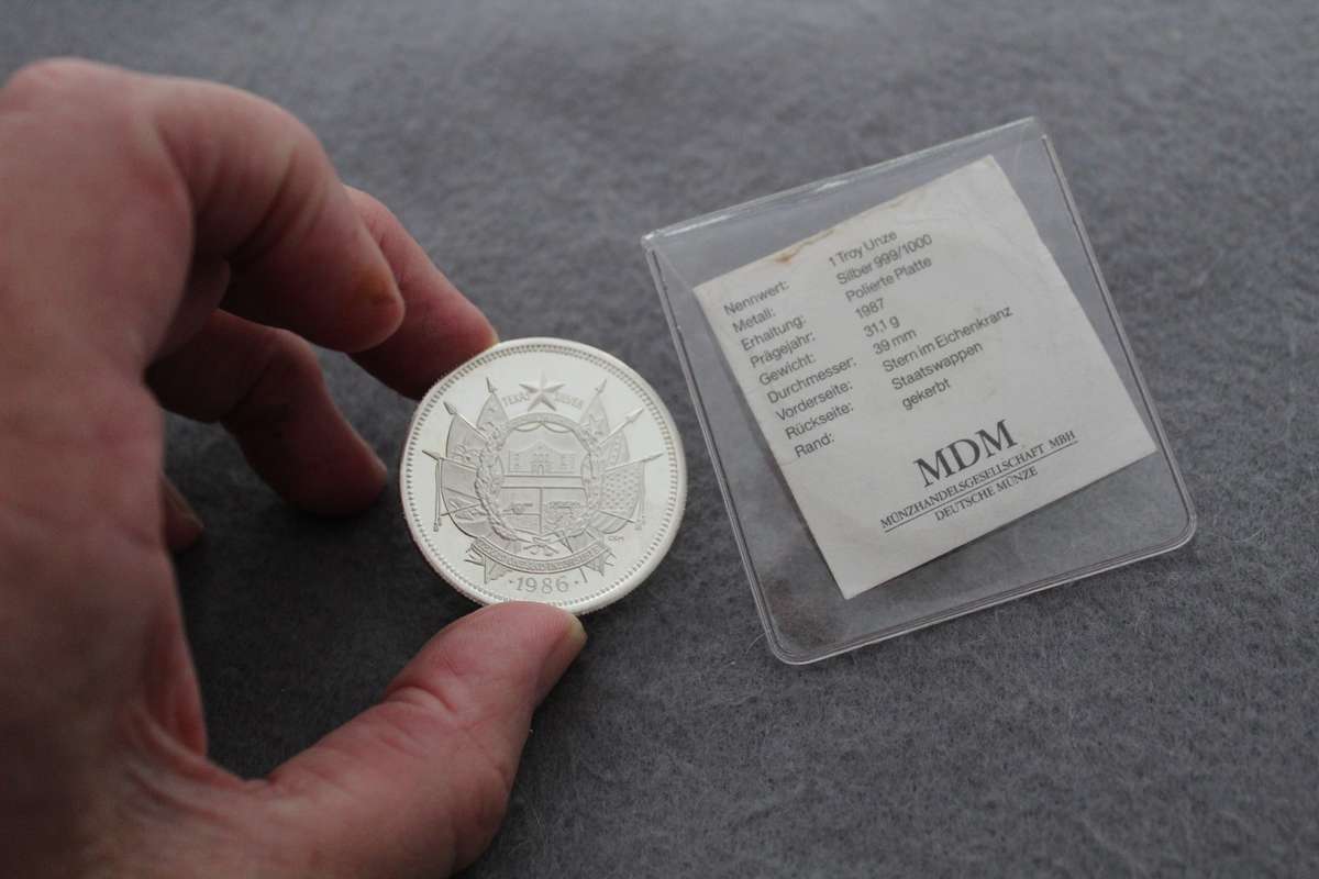 1oz, USA Mint silver coin....details below......