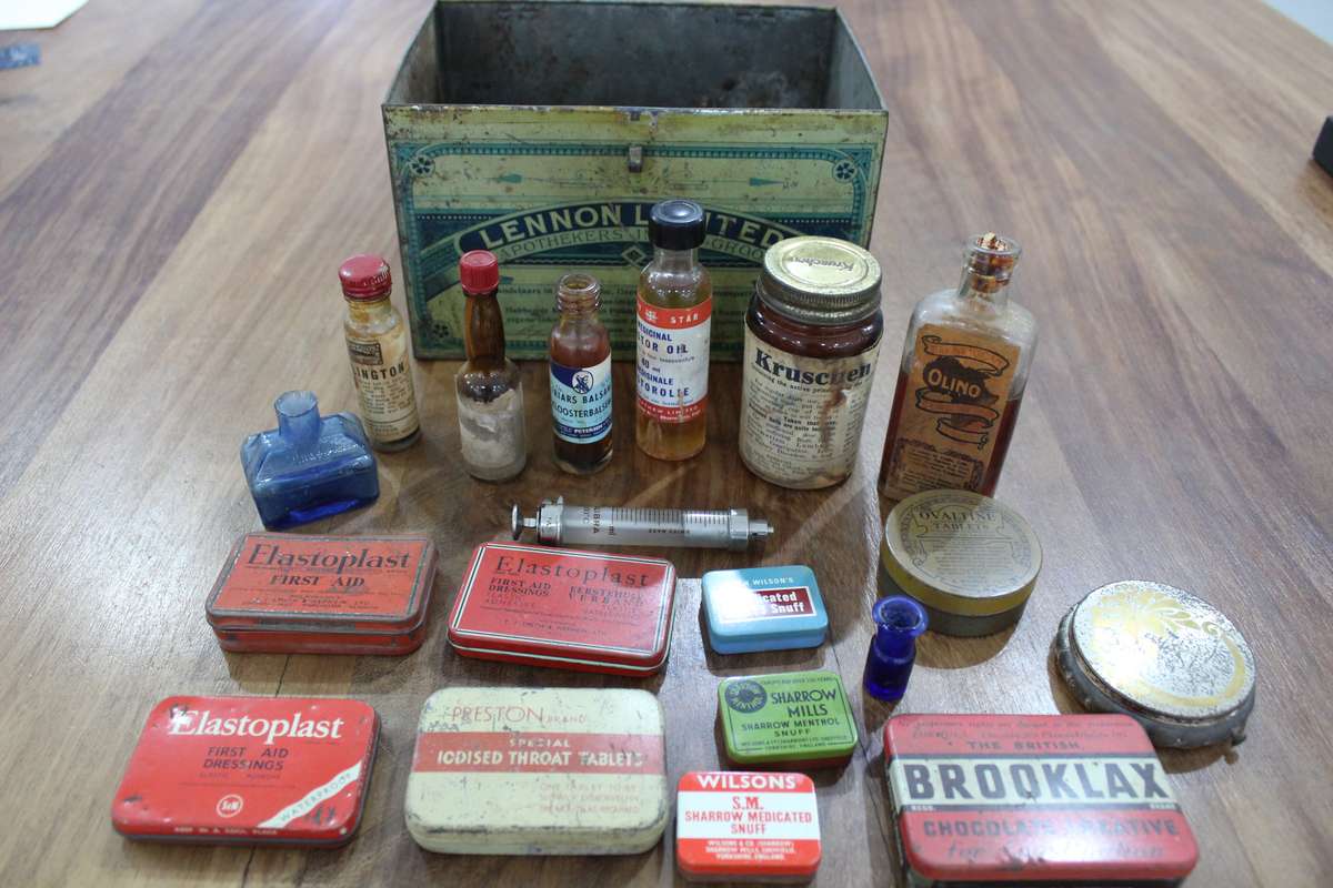 Medical collectors!!.....Lennon's Home Chemist  (in Dutch - Huis Apotheek)