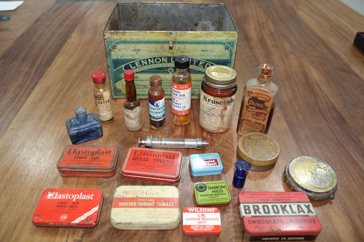 Medical collectors!!.....Lennon's Home Chemist  (in Dutch - Huis Apotheek)