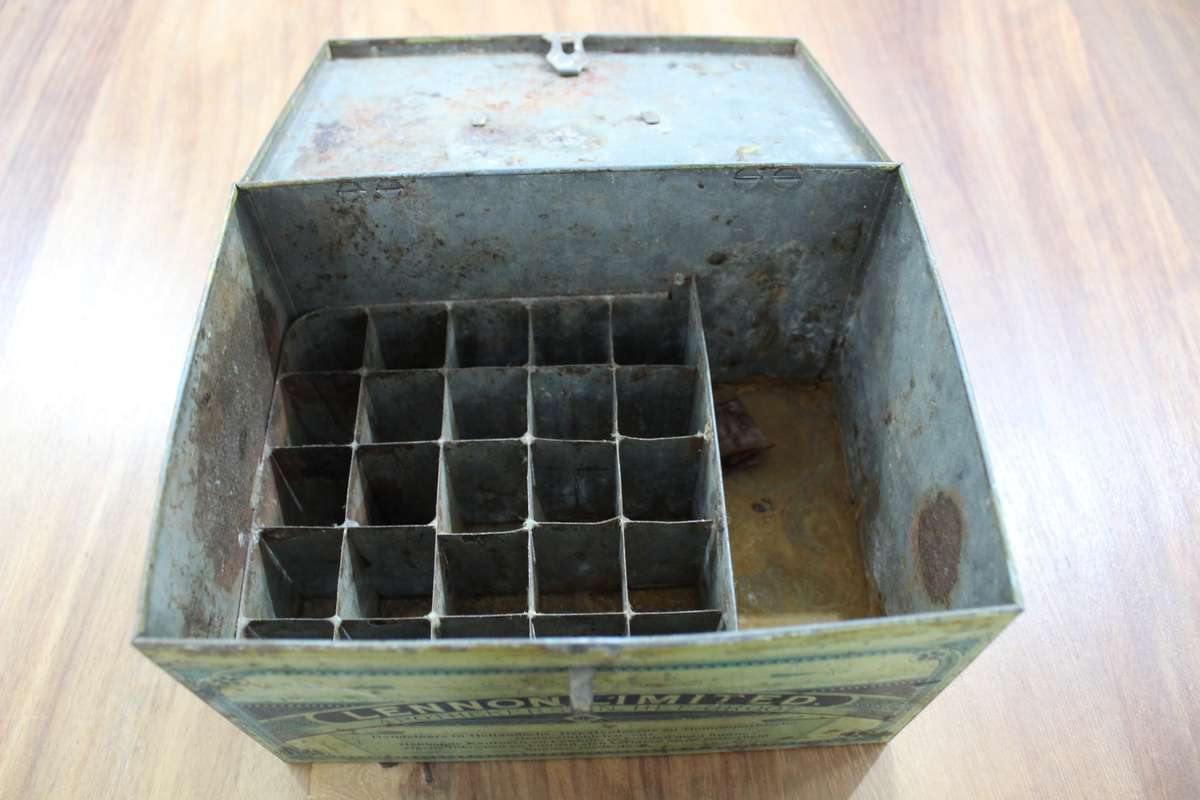 Medical collectors!!.....Lennon's Home Chemist  (in Dutch - Huis Apotheek)