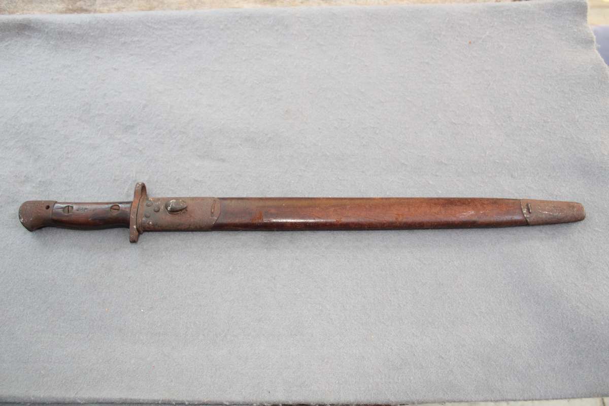 Bayonet dated 1907 (WW1?) with excellent scabbard. Reason for low price below.......