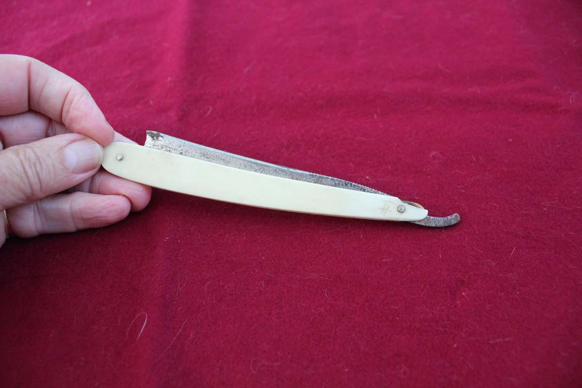 Cutthroat razor
