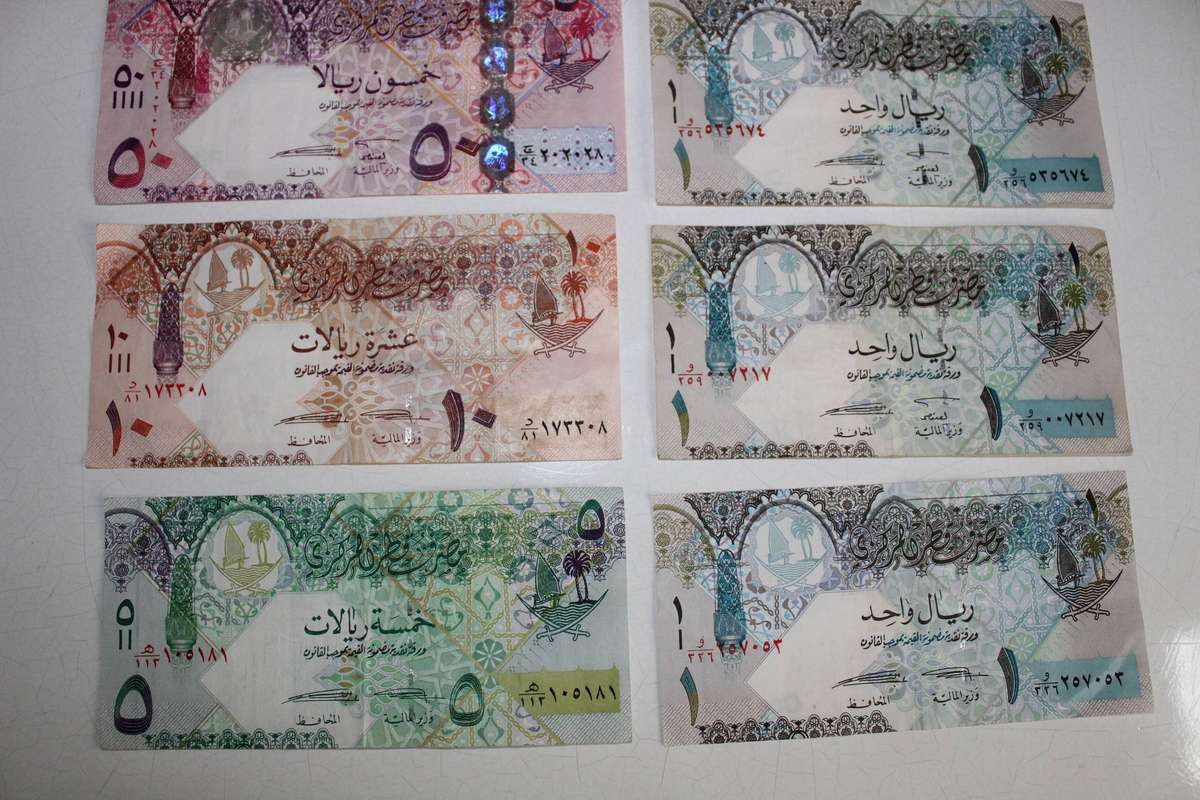 Qatari bank notes x 8 - 169 Riyals (R 740)