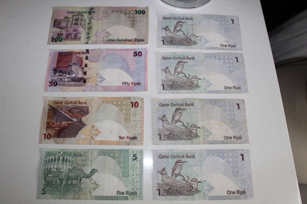 Qatari bank notes x 8 - 169 Riyals (R 740)