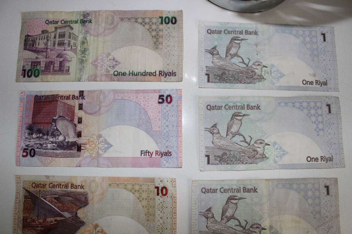 Qatari bank notes x 8 - 169 Riyals (R 740)