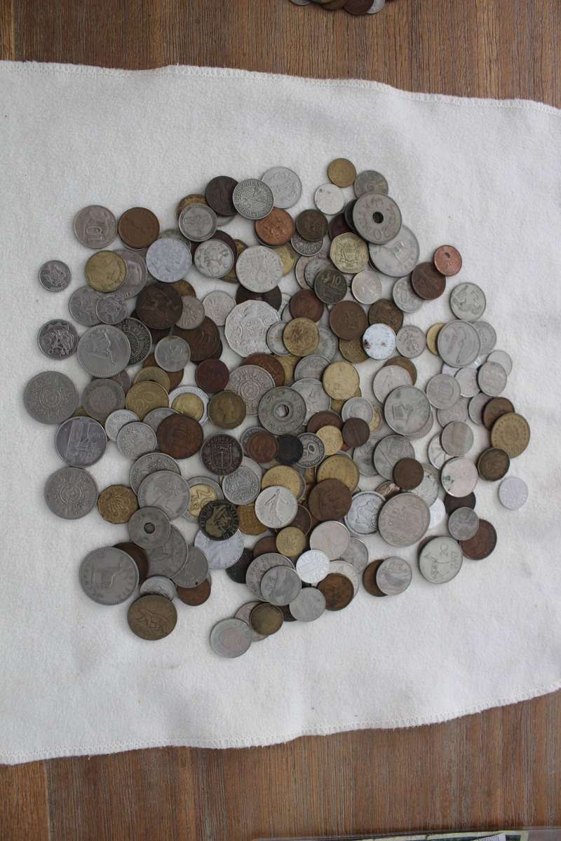 200 Mixed world coins - no South African!