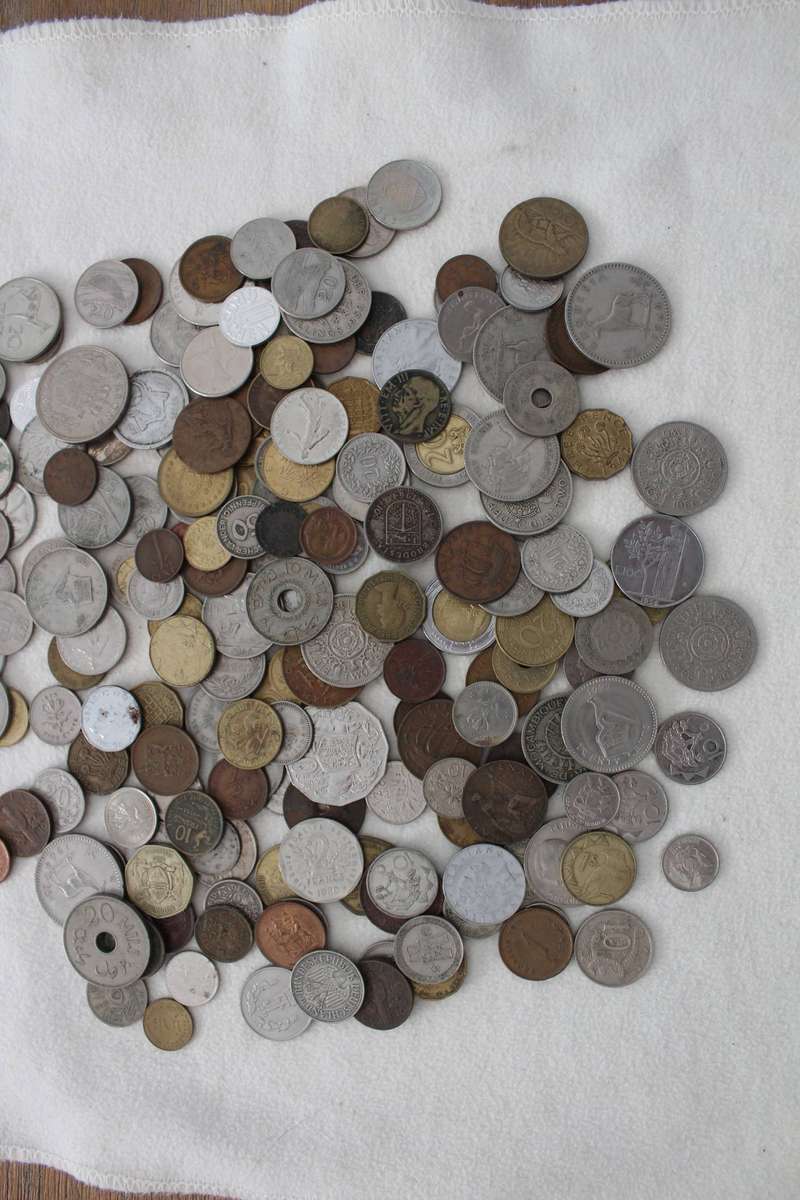 200 Mixed world coins - no South African!