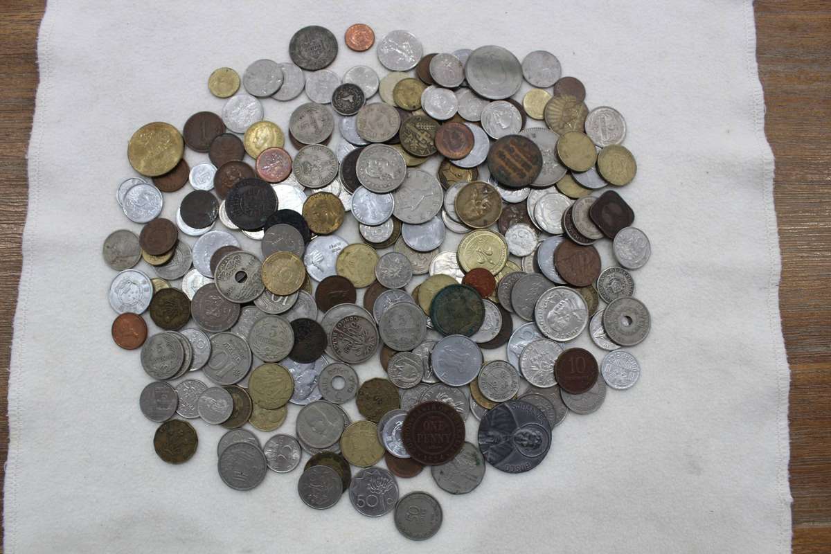 World Coins - mixed - no SA! Take all 200 for R 200!