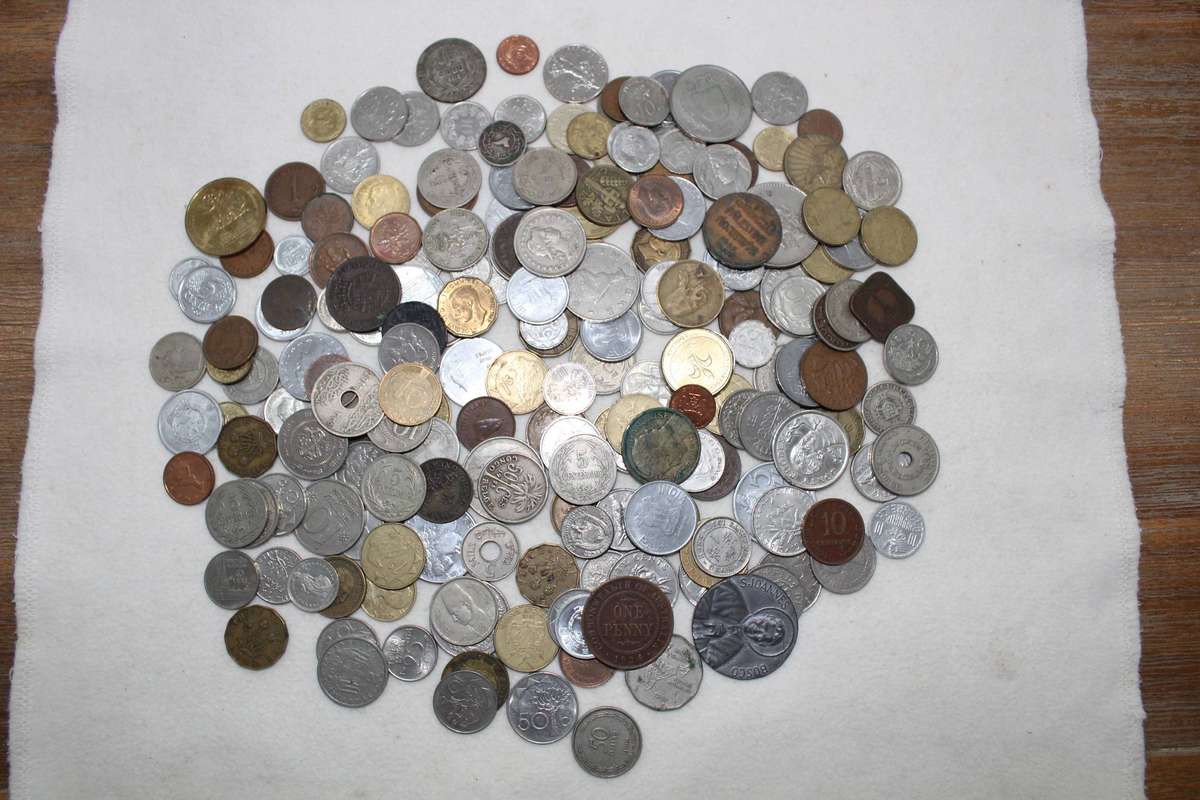 World Coins - mixed - no SA! Take all 200 for R 200!