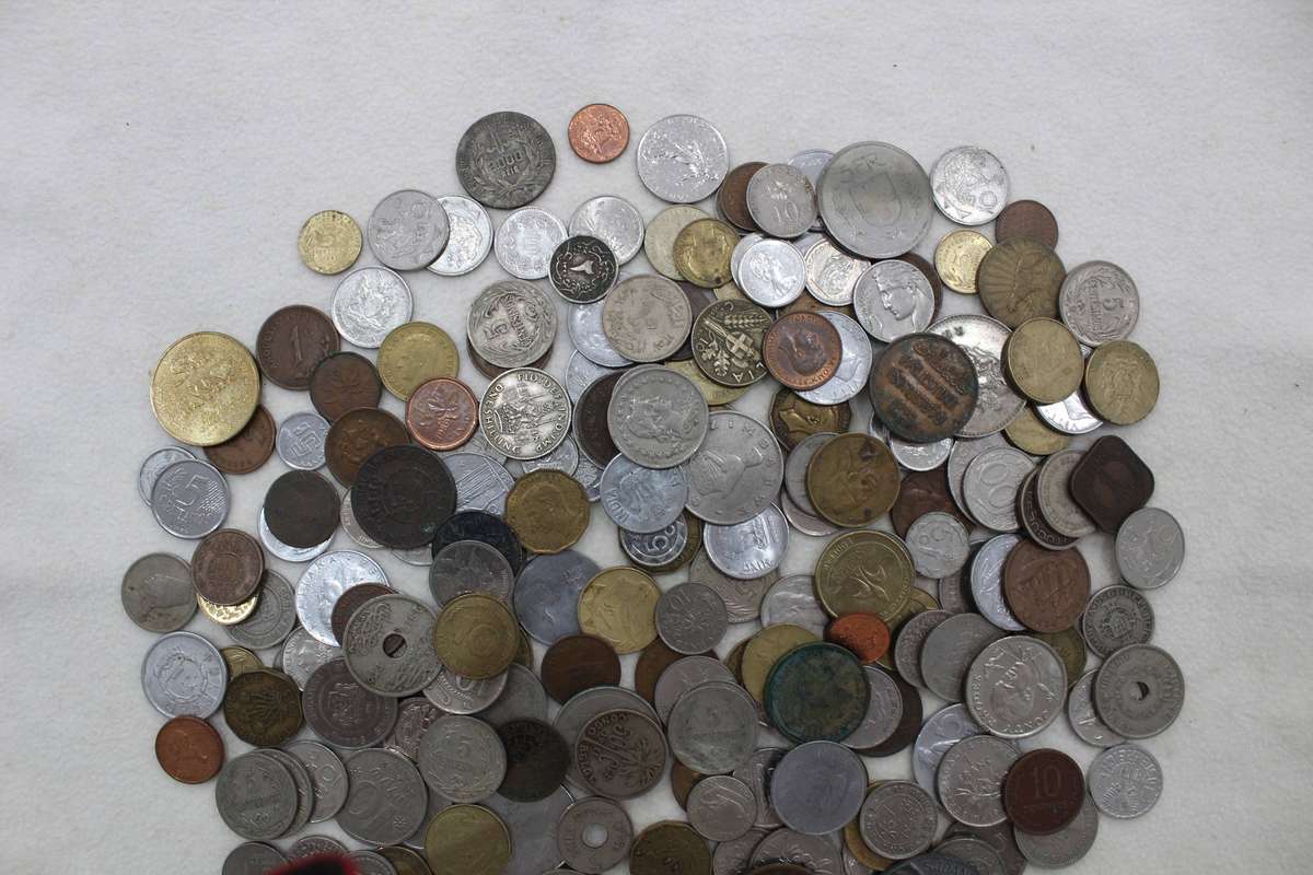 World Coins - mixed - no SA! Take all 200 for R 200!