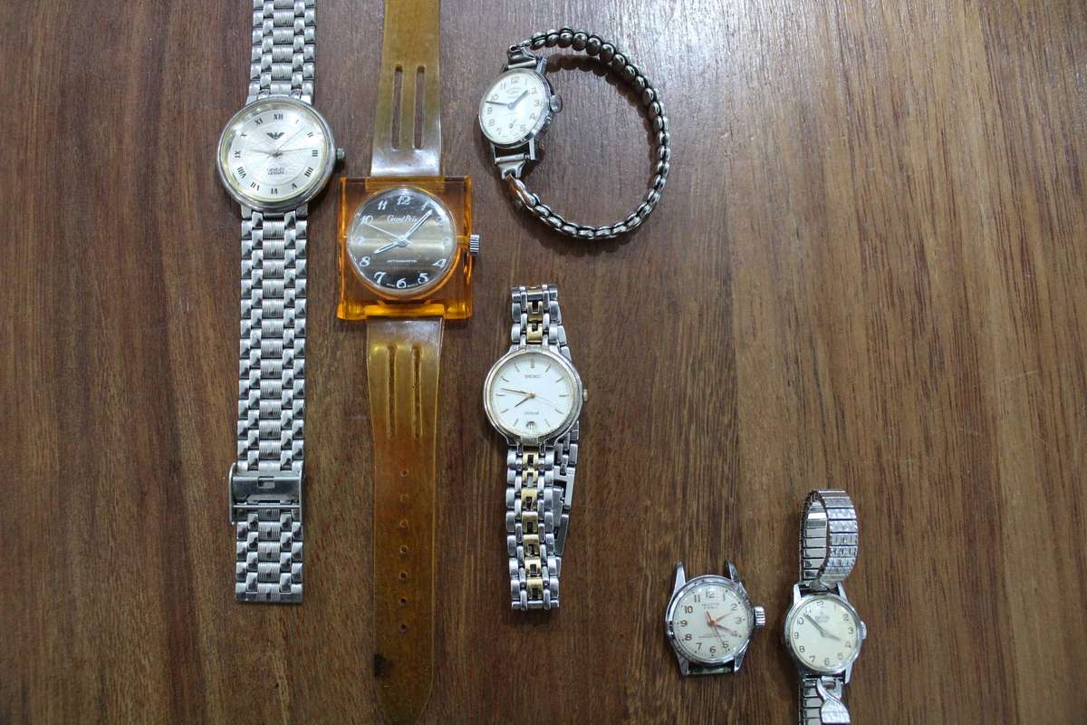 Watches x 6 - 2 working - take all for R 220!