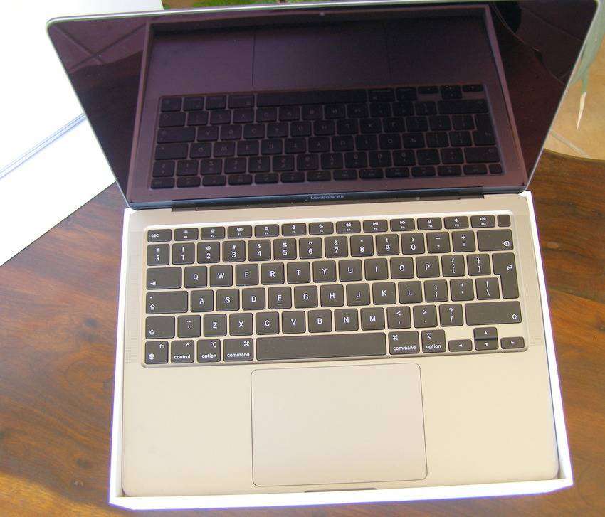 APPLE MACBOOK AIR 13-INCH, M1 CHIP 7-CORE GPU 256GB, as new, opened but not used