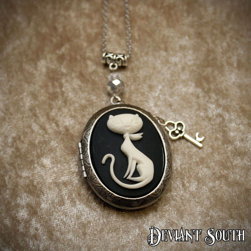 Deviant South Fabulous Feline Cameo Locket, Silver 1.8mm Stainless Steel Chain