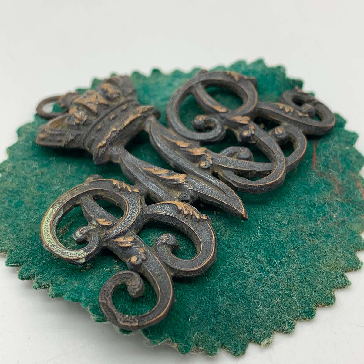 Boer War  Scarce 'Border Mounted Rifles' Hat Badge (1894-1902)