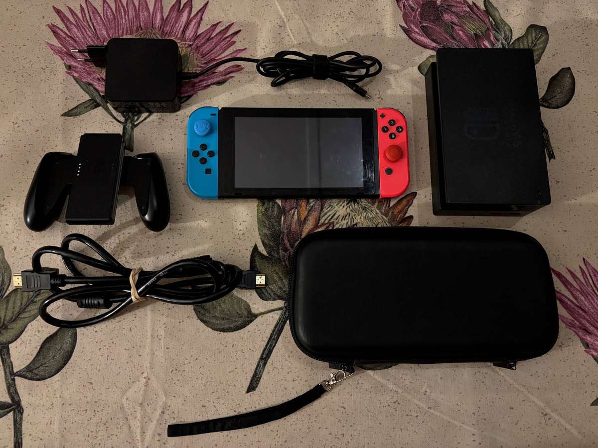 Nintendo Switch V1 complete, with case + 128 GB micro SD card