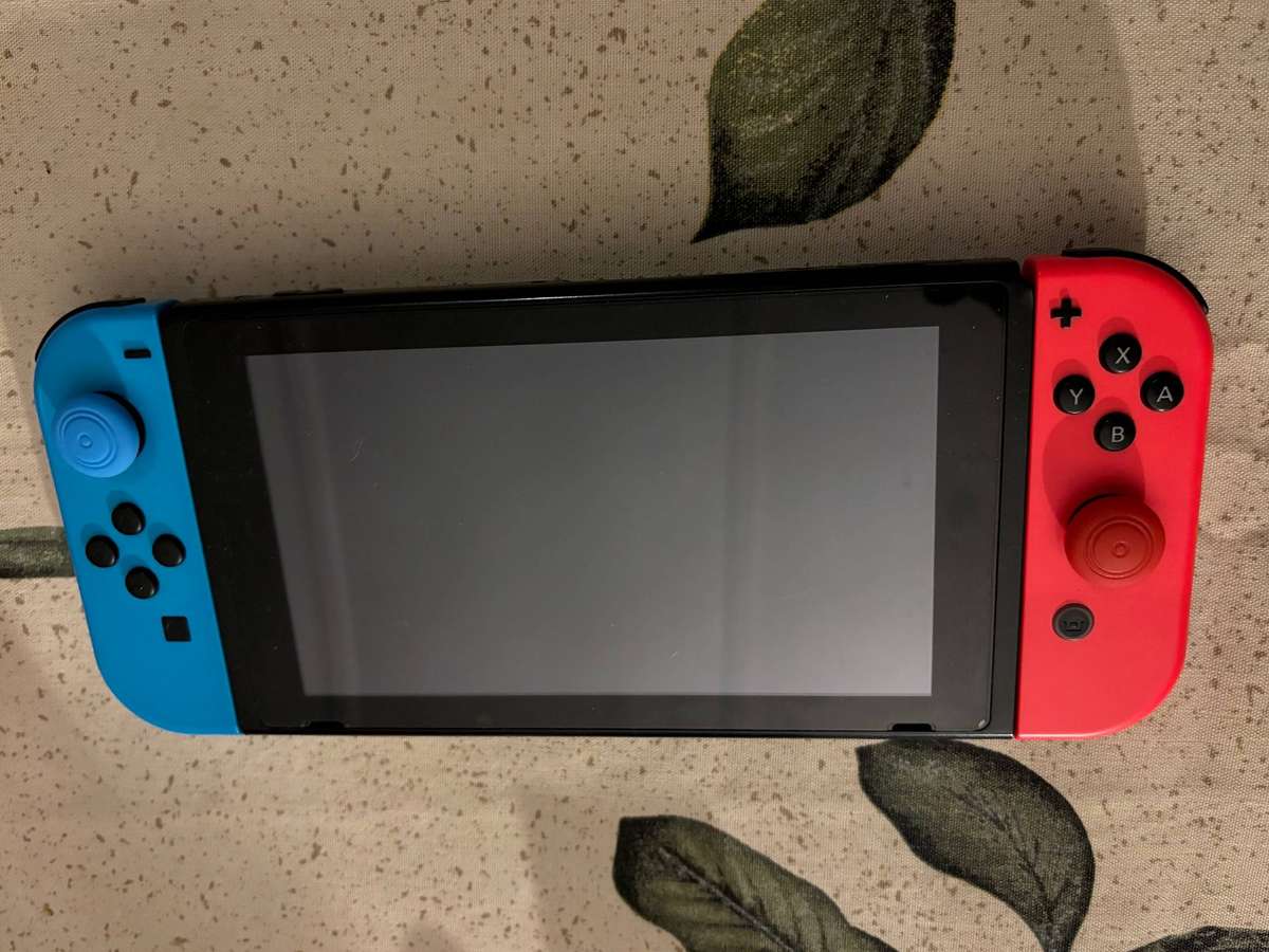 Nintendo Switch V1 complete, with case + 128 GB micro SD card