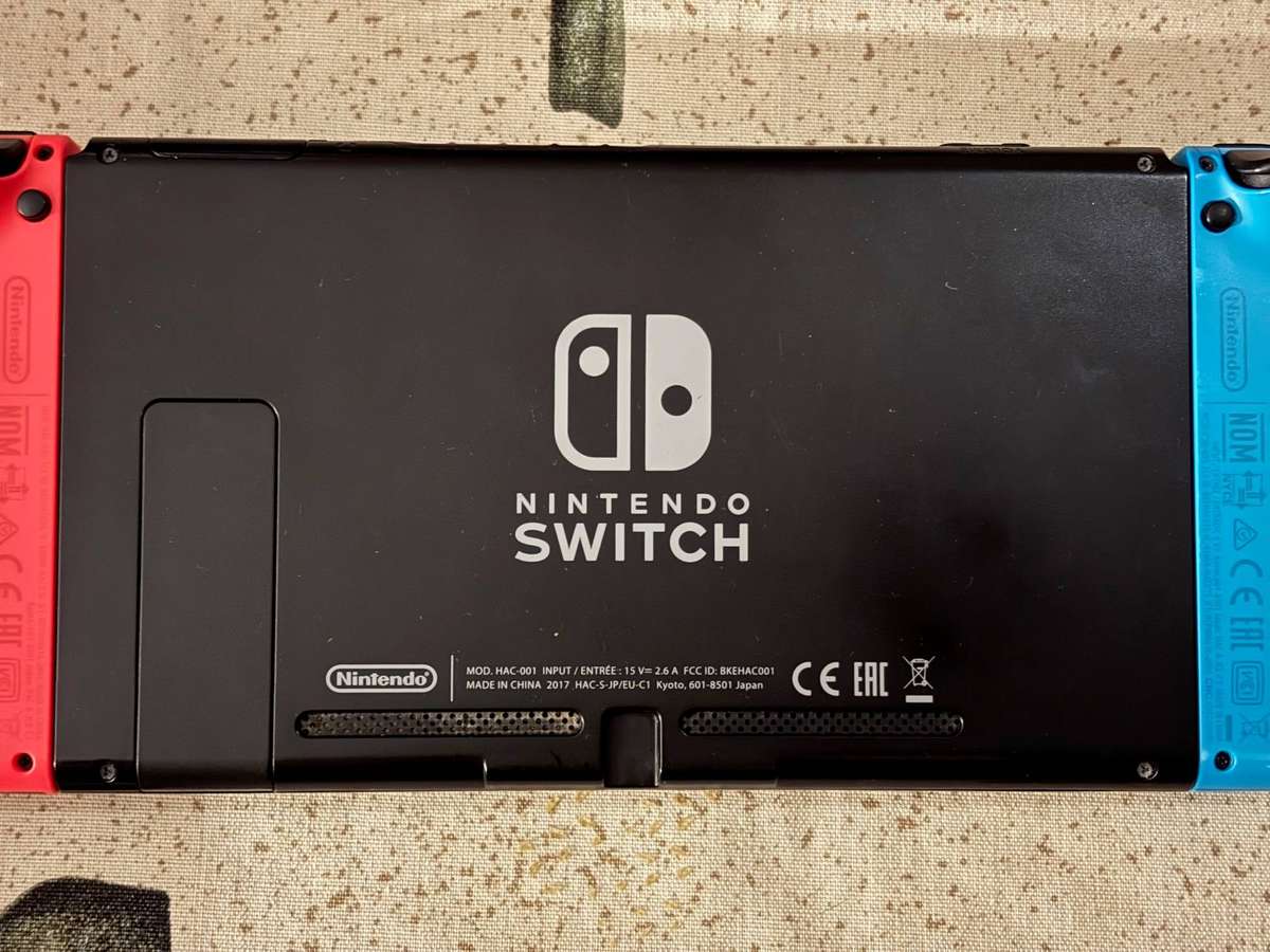 Nintendo Switch V1 complete, with case + 128 GB micro SD card
