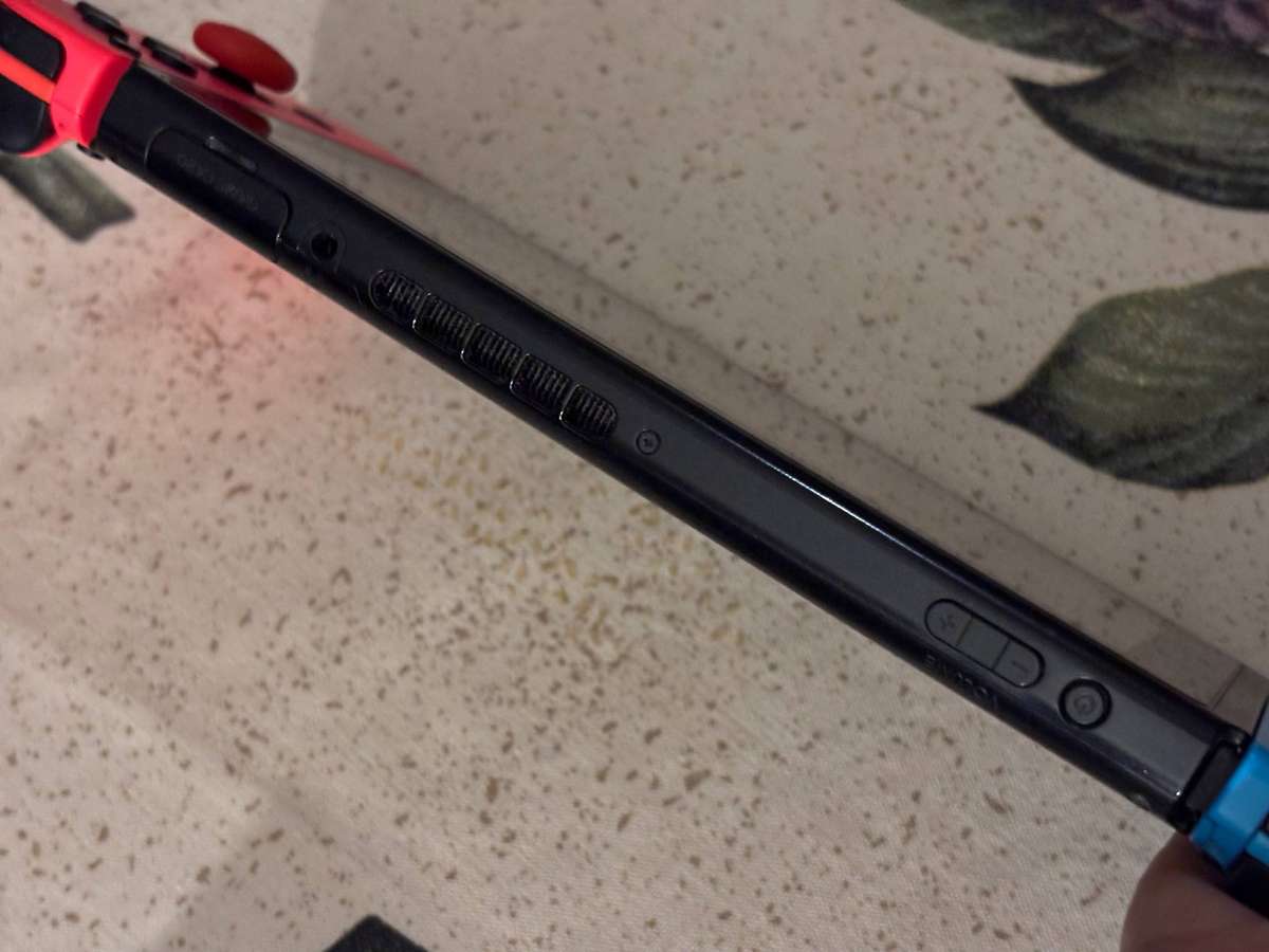 Nintendo Switch V1 complete, with case + 128 GB micro SD card