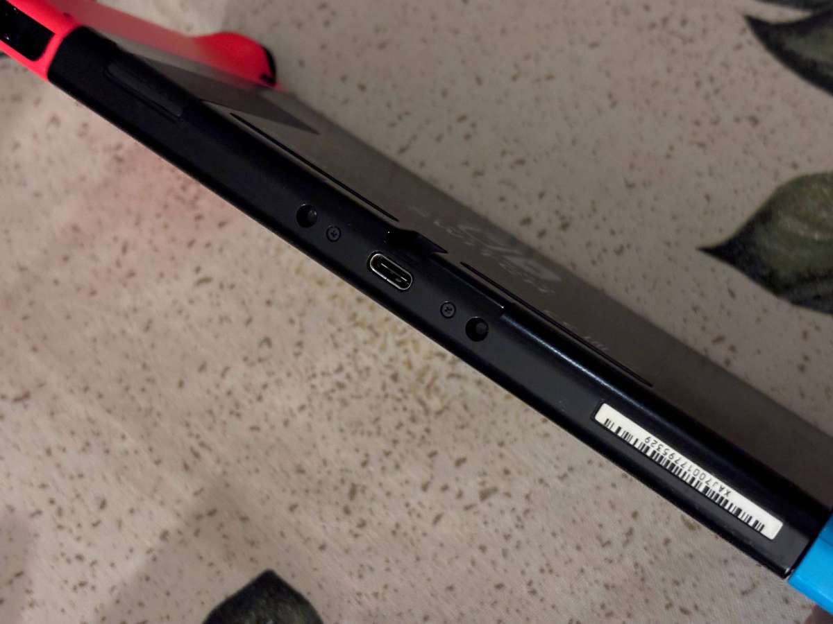 Nintendo Switch V1 complete, with case + 128 GB micro SD card