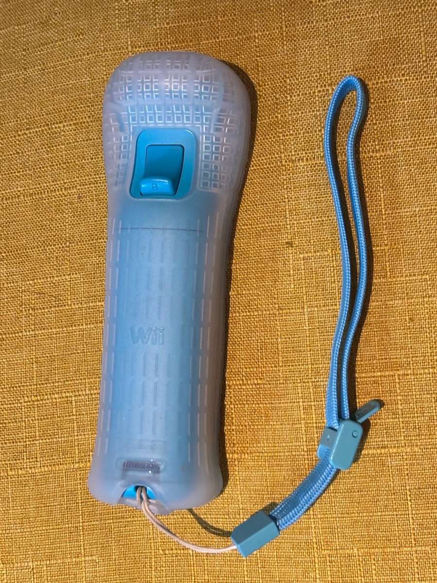 Genuine Nintendo blue Wii Remote Plus (rare and also for Wii U)