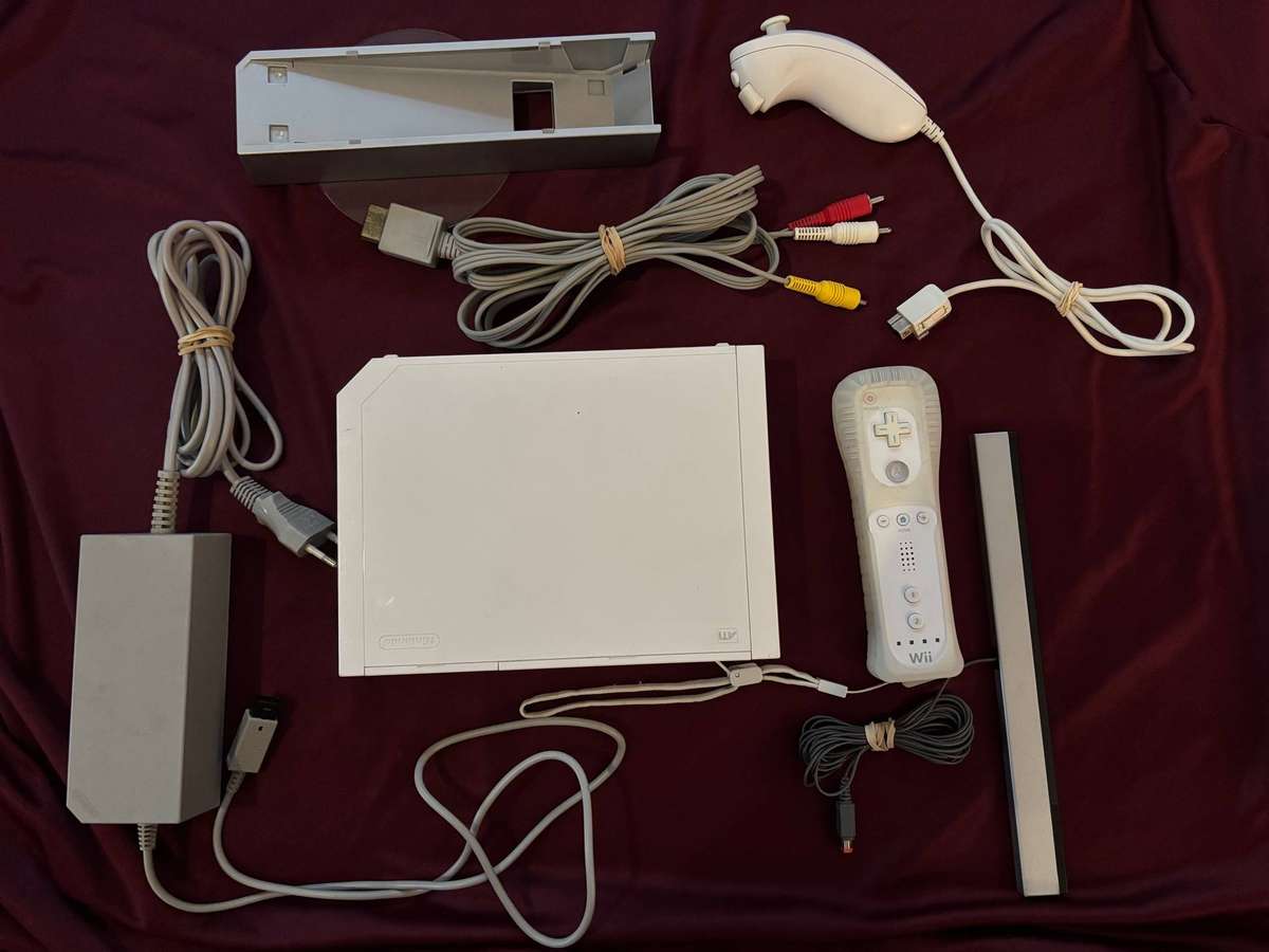 Genuine Nintendo white Wii console complete (PAL)