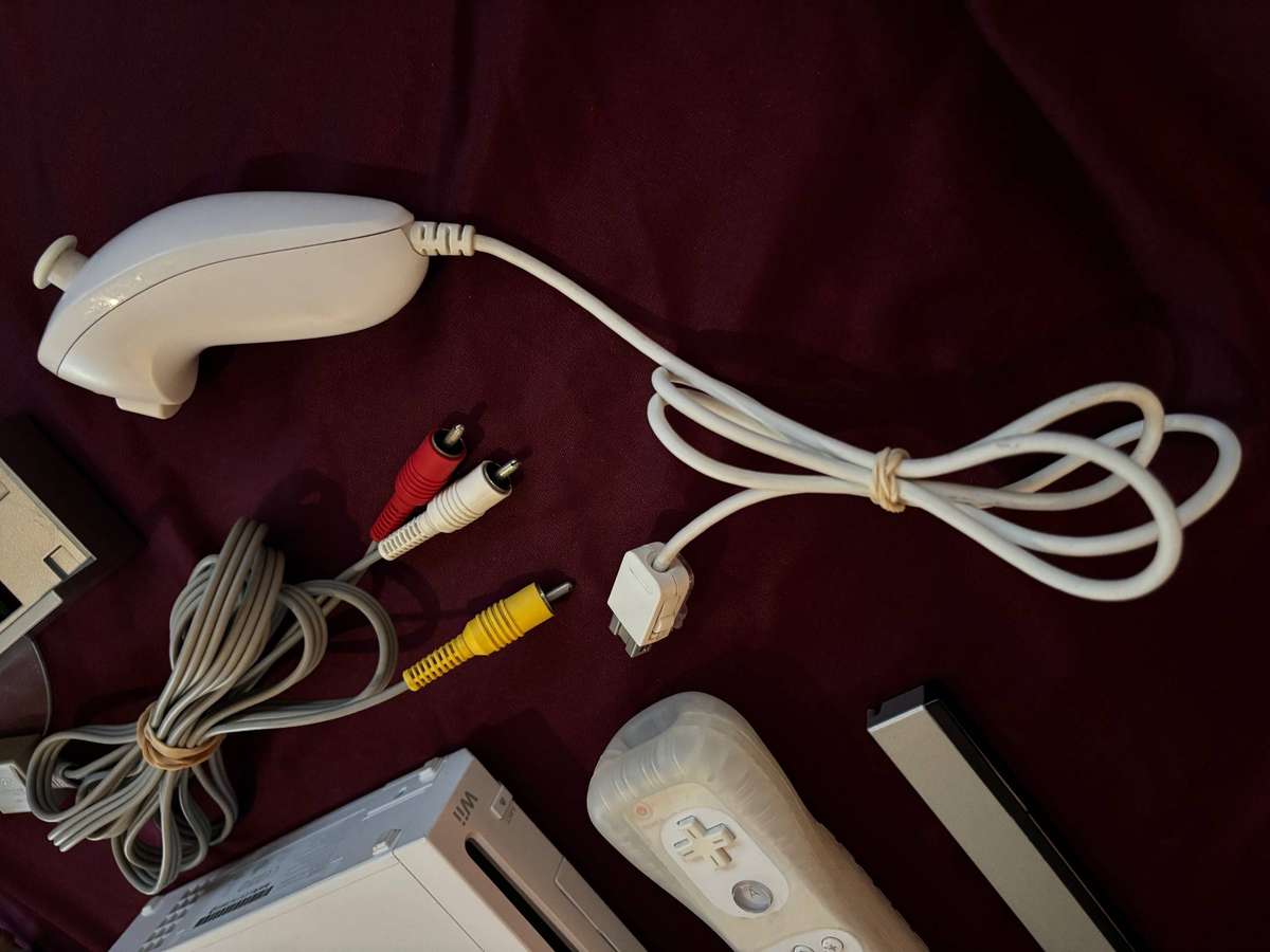 Genuine Nintendo white Wii console complete (PAL)