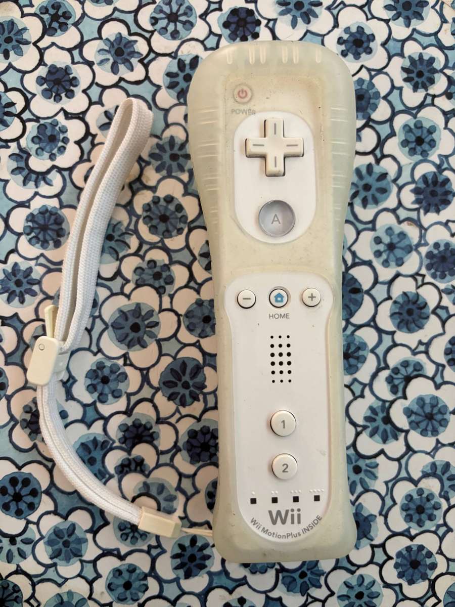 Genuine Nintendo white Wii Remote Plus (also for Wii U)