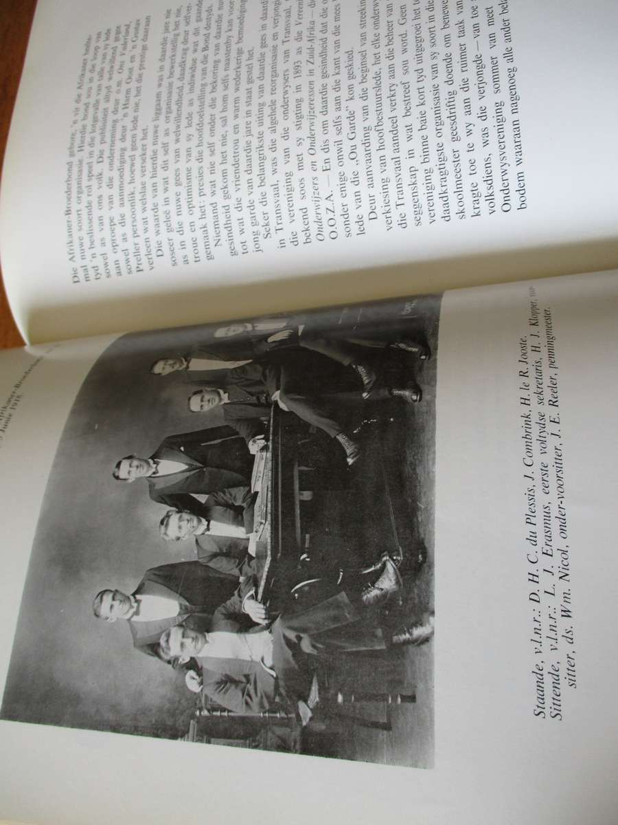 'n Volk staan op uit sy as: Verhaal van die Afrikaanse Pers (1962) Beperk L.J. Erasmus