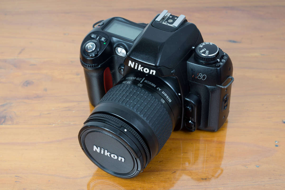 Nikon N80 prosumer 35mm film SLR camera & Nikon Speedlight