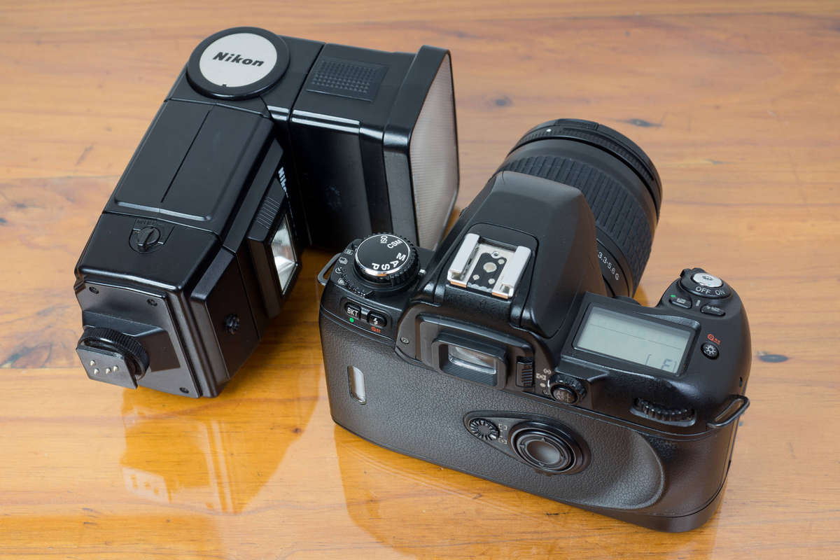 Nikon N80 prosumer 35mm film SLR camera & Nikon Speedlight