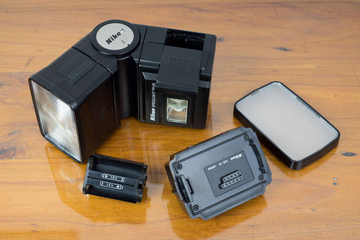 Nikon N80 prosumer 35mm film SLR camera & Nikon Speedlight