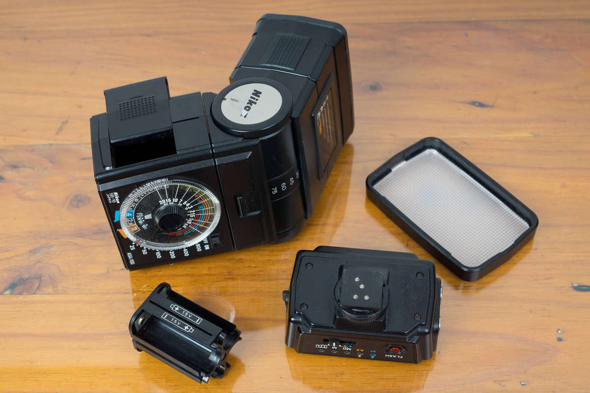 Nikon N80 prosumer 35mm film SLR camera & Nikon Speedlight