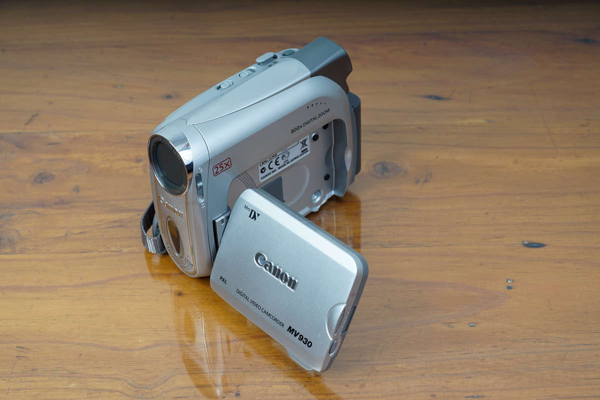 Canon MV930 compact MiniDV CCD-sensor camcorder