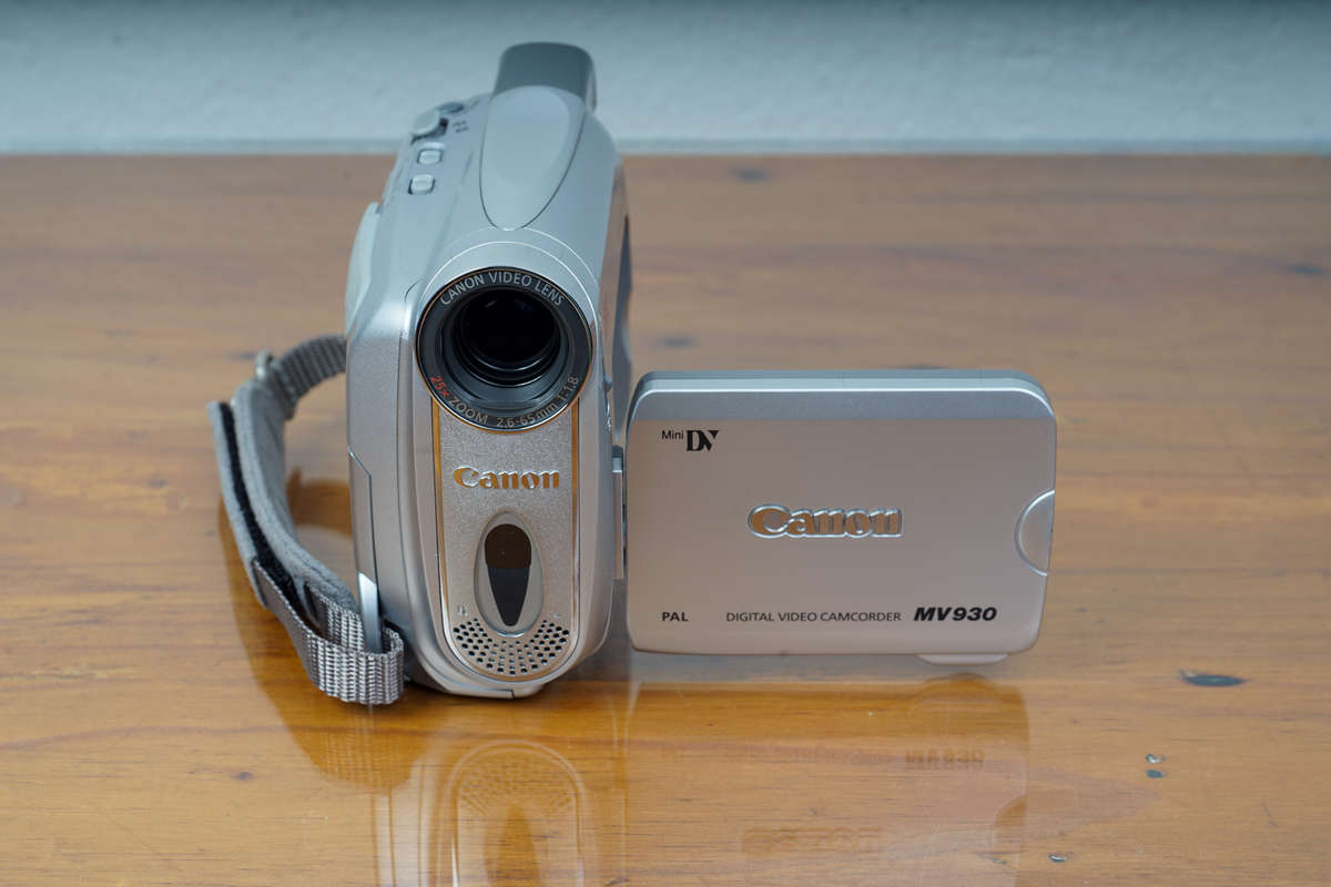 Canon MV930 compact MiniDV CCD-sensor camcorder