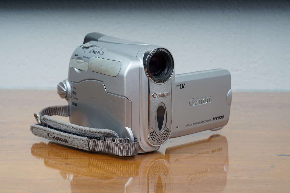 Canon MV930 compact MiniDV CCD-sensor camcorder