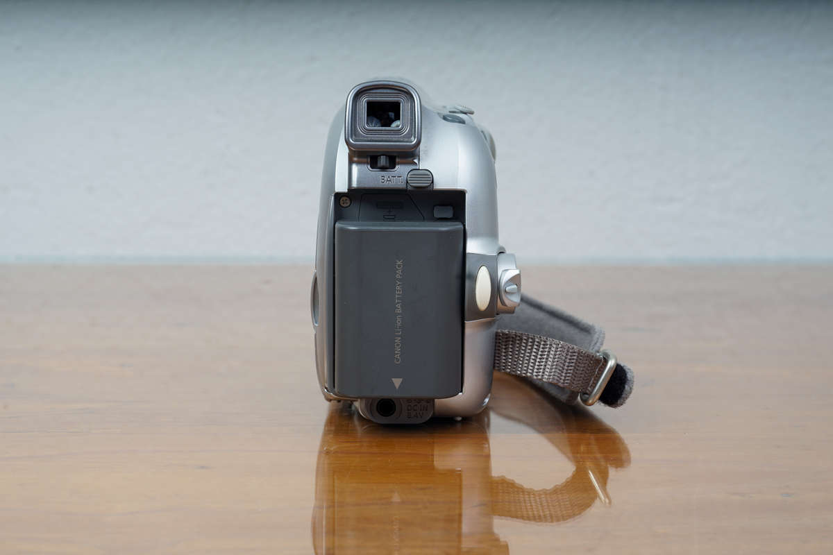 Canon MV930 compact MiniDV CCD-sensor camcorder