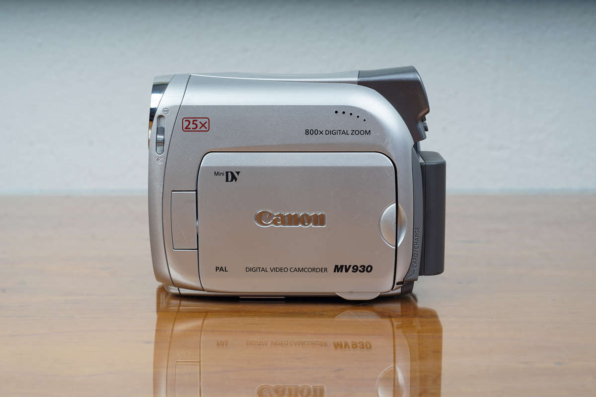 Canon MV930 compact MiniDV CCD-sensor camcorder