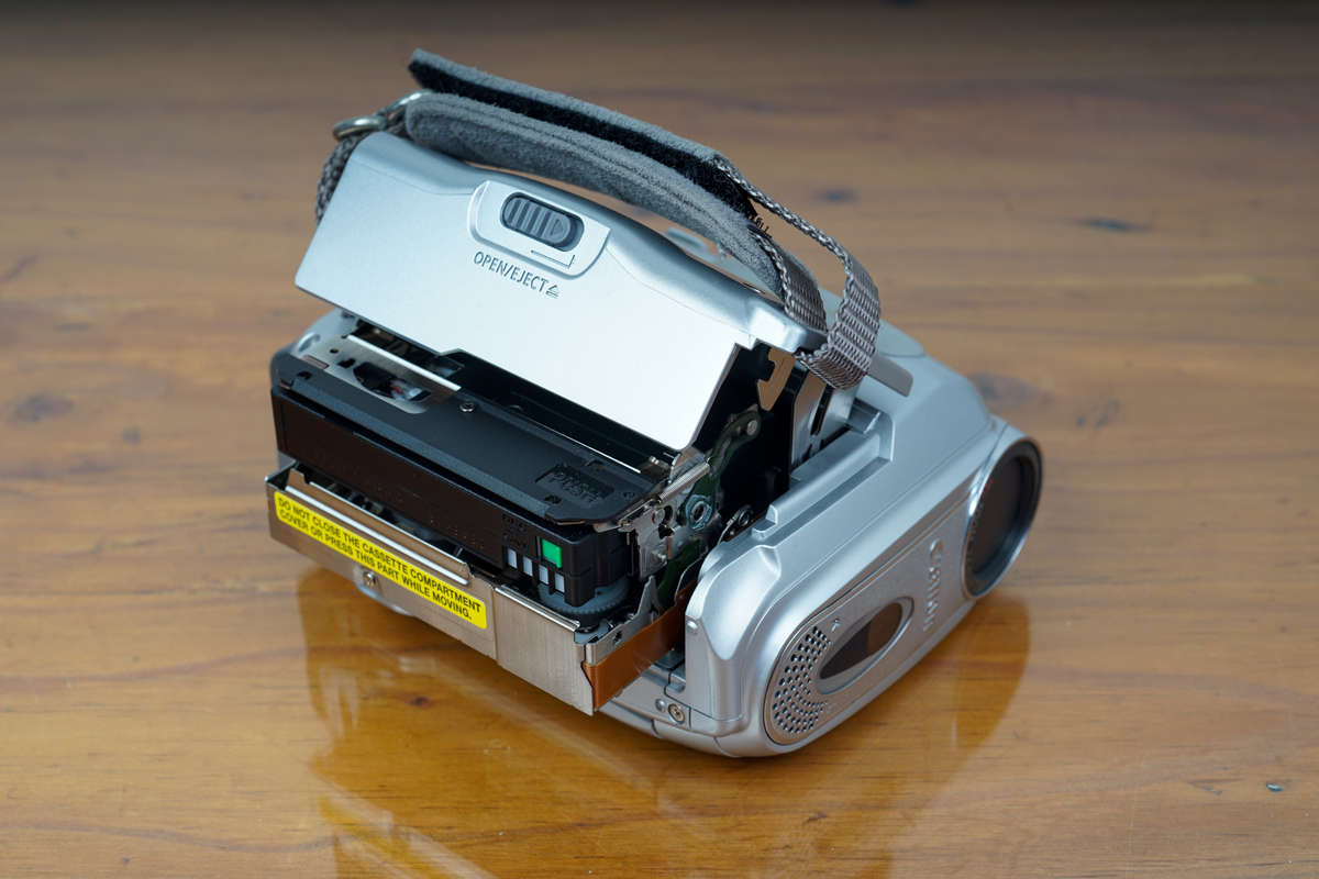 Canon MV930 compact MiniDV CCD-sensor camcorder