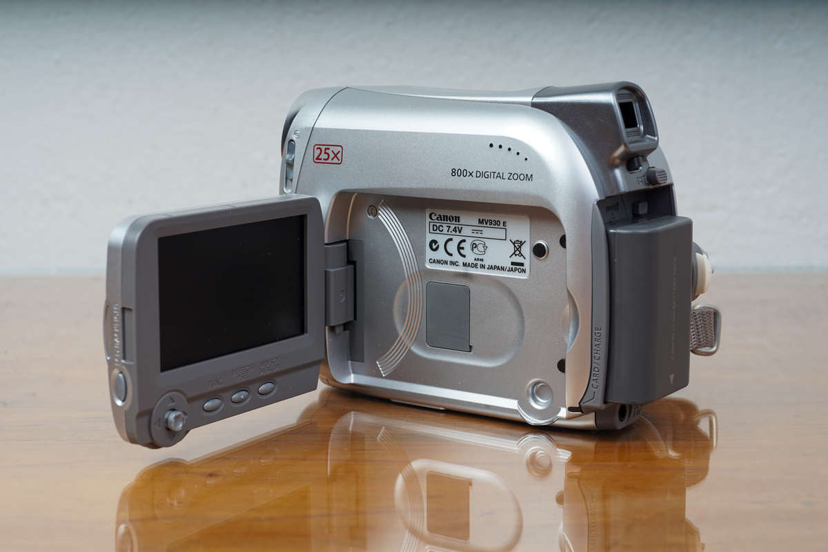 Canon MV930 compact MiniDV CCD-sensor camcorder