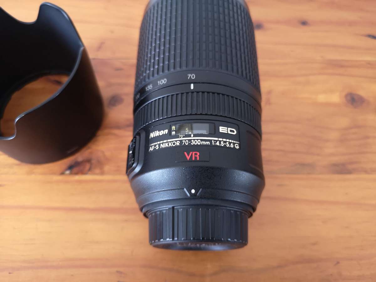 Nikon ED AF-S Nikkor 70-300mm f4.5 - 5.6 G VR zoom lens **please read**